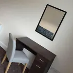 شقة Quiet 2-bed Suburb Stay, Free Parking & Near كورك