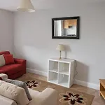 شقة Quiet 2-bed Suburb Stay, Free Parking & Near *