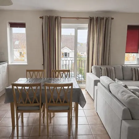 Quiet 2-bed Suburb Stay, Free Parking & Near *