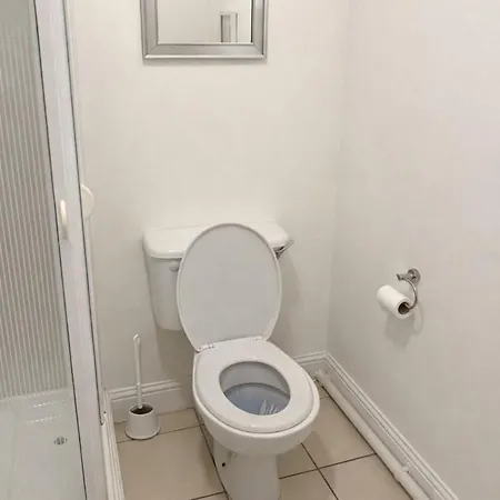 Quiet 2-bed Suburb Stay, Free Parking & Near *