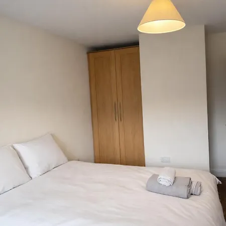 Διαμέρισμα Quiet 2-bed Suburb Stay, Free Parking & Near *