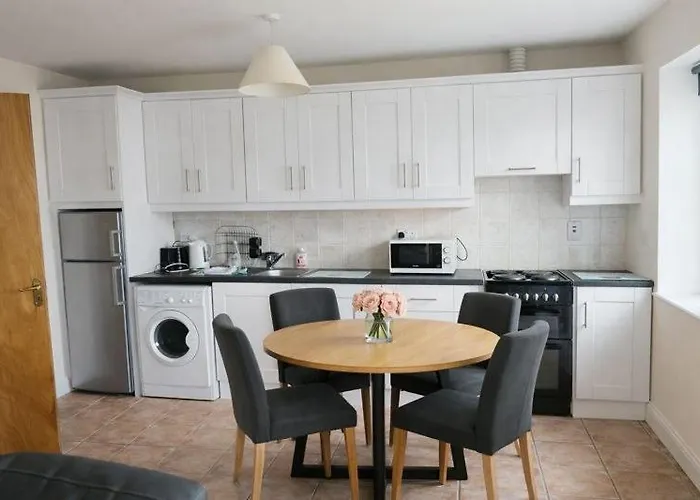 Quiet 2-bed Suburb Stay, Free Parking & Near *