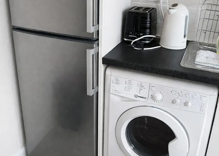 Quiet 2-bed Suburb Stay, Free Parking & Near Διαμέρισμα