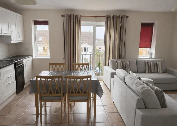 Quiet 2-bed Suburb Stay, Free Parking & Near *