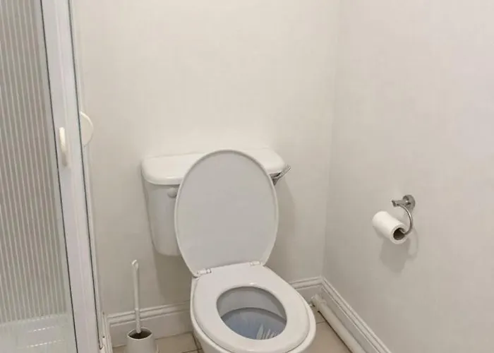 Quiet 2-bed Suburb Stay, Free Parking & Near *