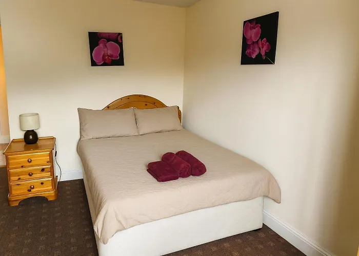 Quiet 2-bed Suburb Stay, Free Parking & Near Διαμέρισμα