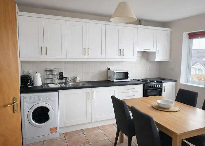 Quiet 2-bed Suburb Stay, Free Parking & Near Διαμέρισμα *
