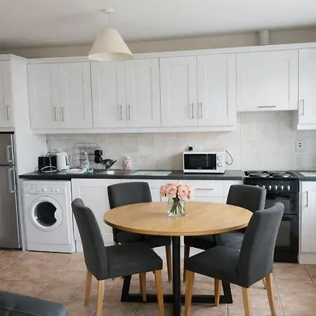 Quiet 2-bed Suburb Stay, Free Parking & Near *