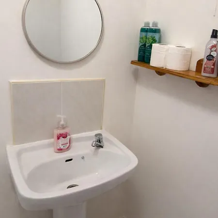 Quiet 2-bed Suburb Stay, Free Parking & Near Lägenhet Cork