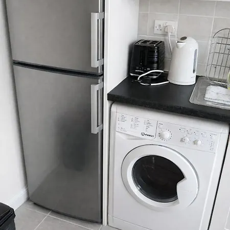 Quiet 2-bed Suburb Stay, Free Parking & Near Lägenhet