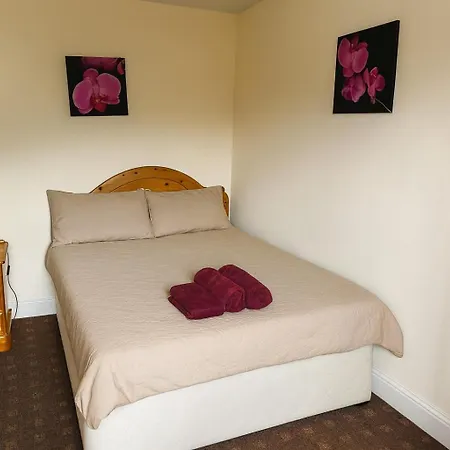 Quiet 2-bed Suburb Stay, Free Parking & Near Lägenhet