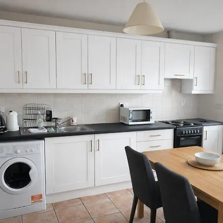Quiet 2-bed Suburb Stay, Free Parking & Near Lägenhet *